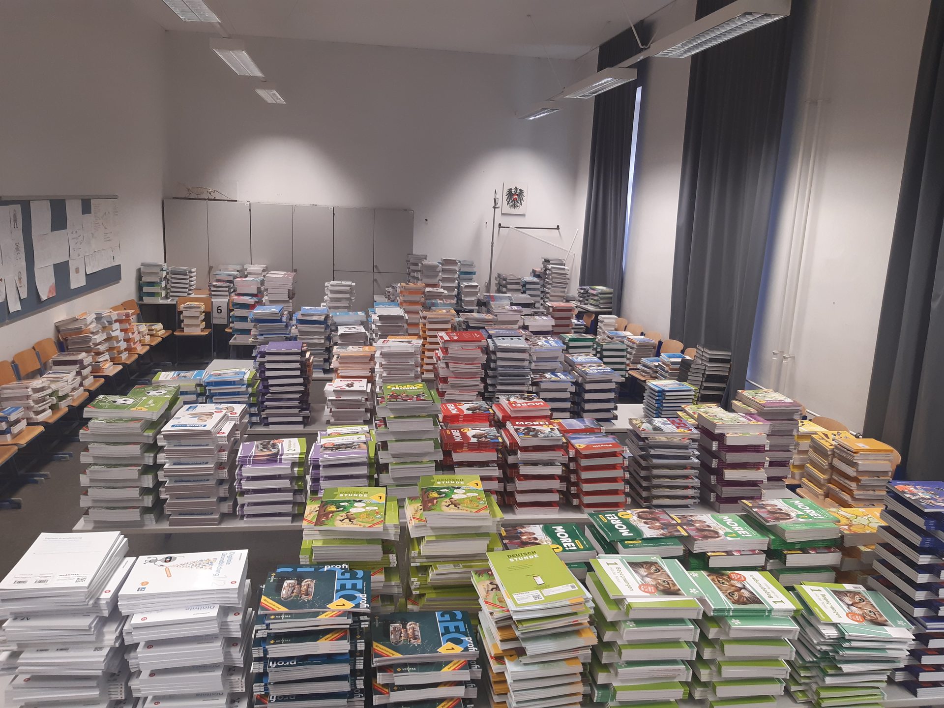 Schulbücher im Biologiesaal
